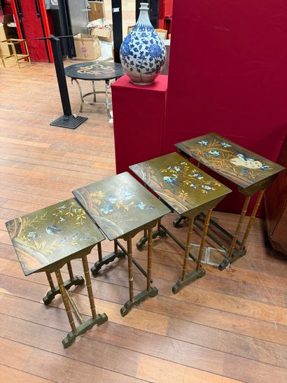 Ravissante suite de quatre tables gigognes...