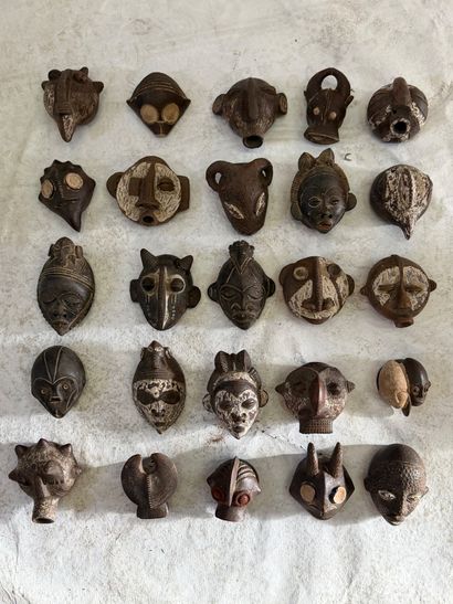 CÔTE D'IVOIRE
Lot comprenant 25 petits masques...
