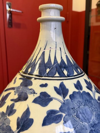 JAPAN, Arita 
Large porcelain apothecary...