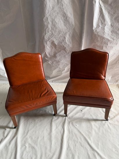 Paire de fauteuils en cuir cognac à dossiers...