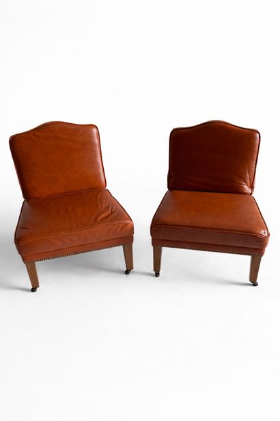 Paire de fauteuils en cuir cognac à dossiers...