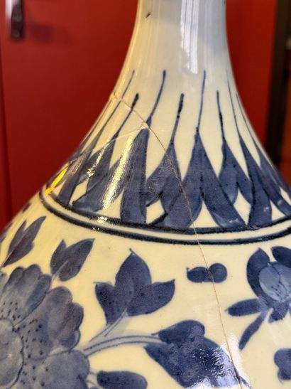 JAPAN, Arita 
Large porcelain apothecary...