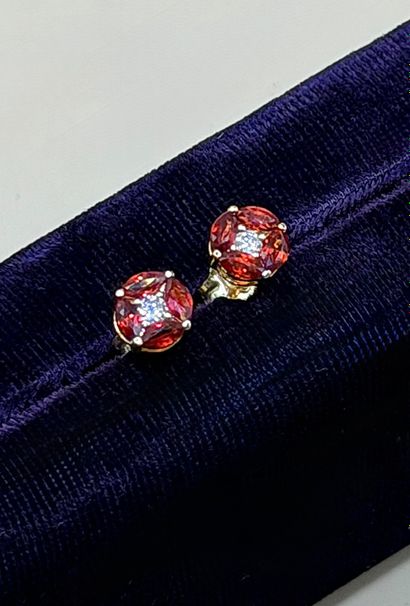 Charming pair of earrings in 18K yellow gold...