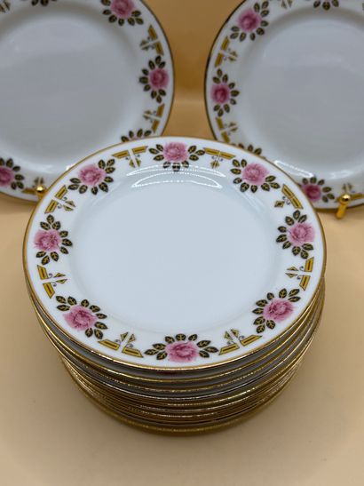 LIMOGES 
Suite de 12 assiettes à dessert...