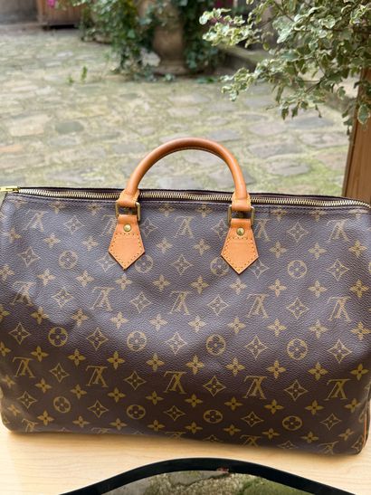 LOUIS VUITTON 
Speedy