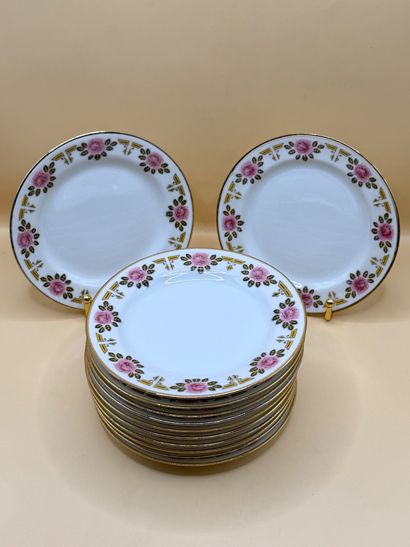 LIMOGES 
Suite de 12 assiettes à dessert...