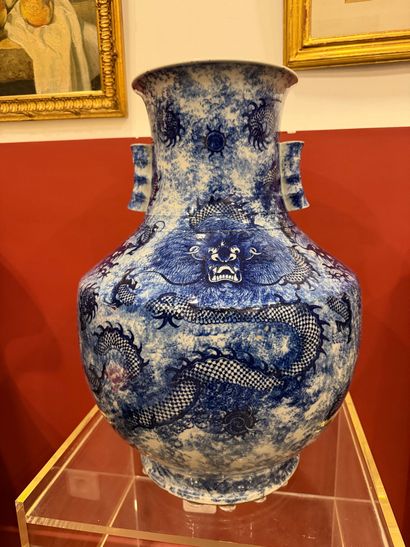 CHINA, GUANGXU period
Large hu vase, in white...