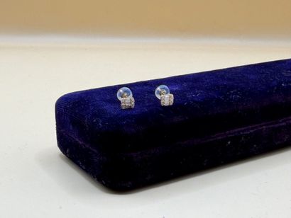 Pair of rectangular earrings in 18K (750/1000)...