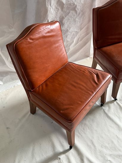 Paire de fauteuils en cuir cognac à dossiers...