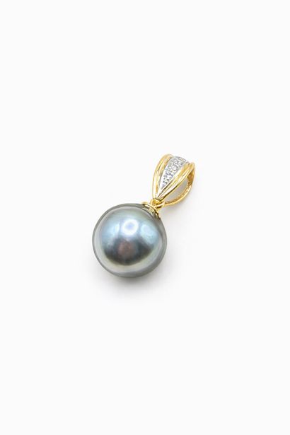 18K (750/1000) yellow gold pendant adorned...