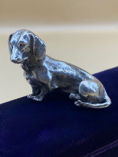 Adorable seated dachshund in silver (950/1000)....