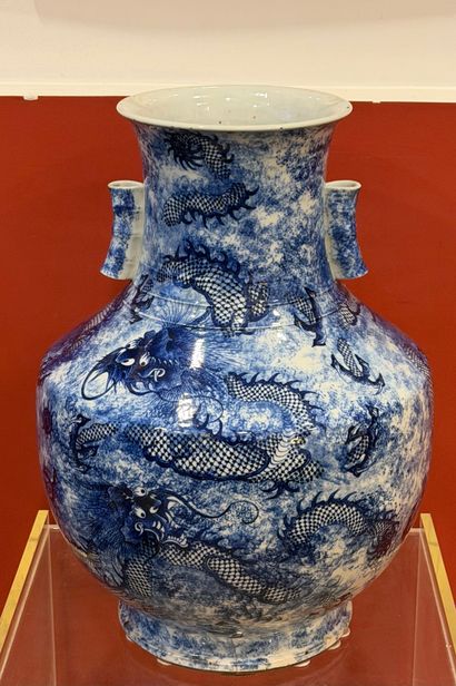 CHINA, GUANGXU period
Large hu vase, in white...