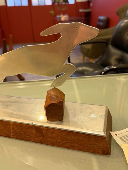 Elegant sculpture in brushed metal and exotic...