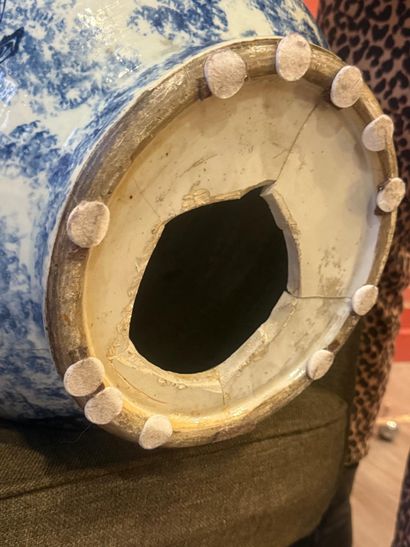 CHINA, GUANGXU period
Large hu vase, in white...