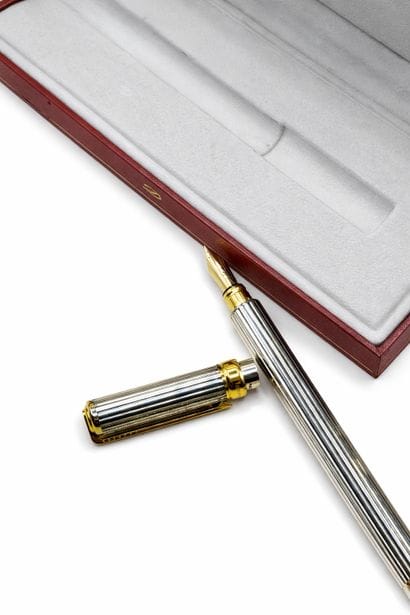 S.T. DUPONT PARIS 
Elegant fountain pen in...