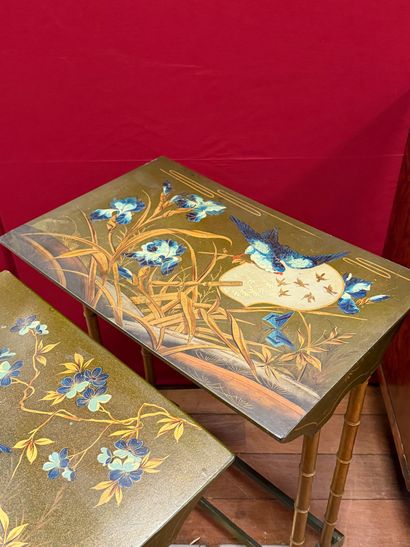 Ravissante suite de quatre tables gigognes...
