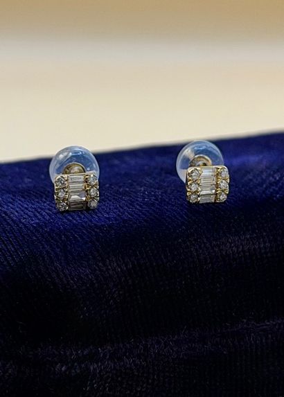 Pair of rectangular earrings in 18K (750/1000)...
