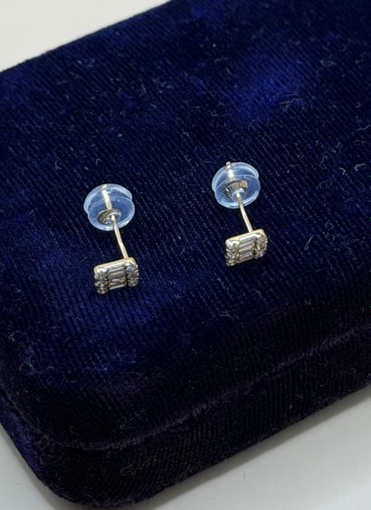 Pair of rectangular earrings in 18K (750/1000)...