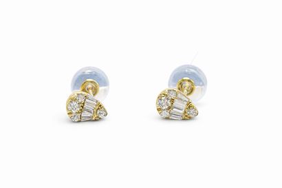 Pair of pear-shaped earrings in 18k yellow...