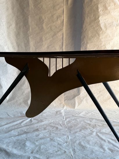 Intéressant bureau de forme libre, le plateau...