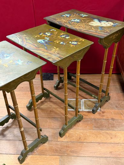 Ravissante suite de quatre tables gigognes...