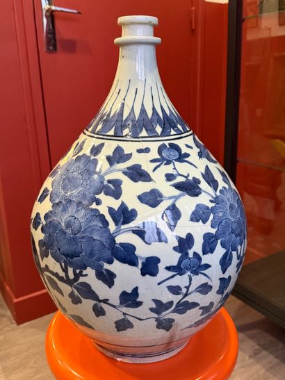 JAPAN, Arita 
Large porcelain apothecary...