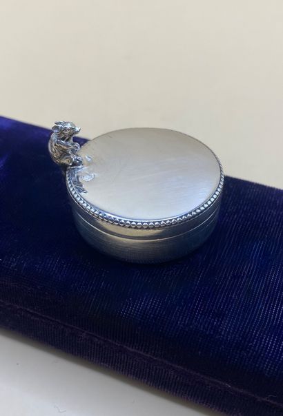 Adorable round milk teeth box in silver (950/1000),...