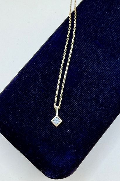 Diamond pendant and chain in 18K (750/1000)...