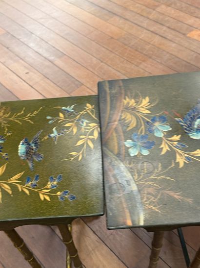 Ravissante suite de quatre tables gigognes...
