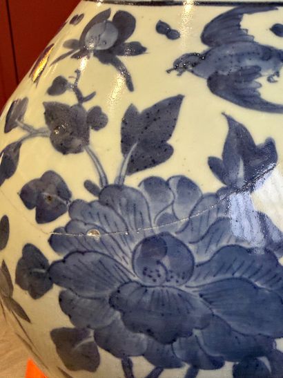 JAPAN, Arita 
Large porcelain apothecary...