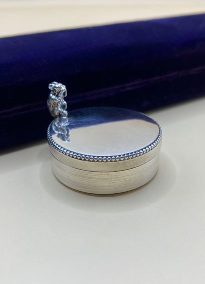 Adorable round milk teeth box in silver (950/1000),...