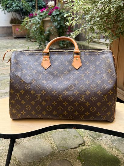 LOUIS VUITTON 
Speedy