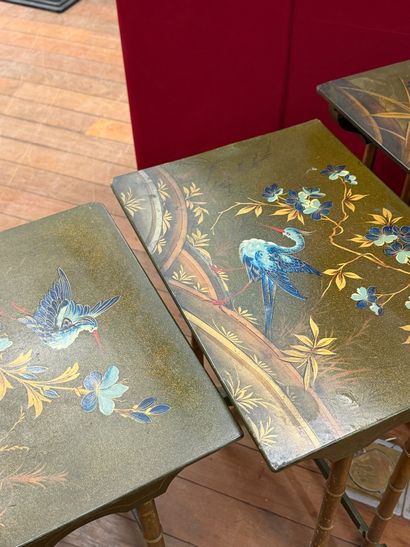 Ravissante suite de quatre tables gigognes...