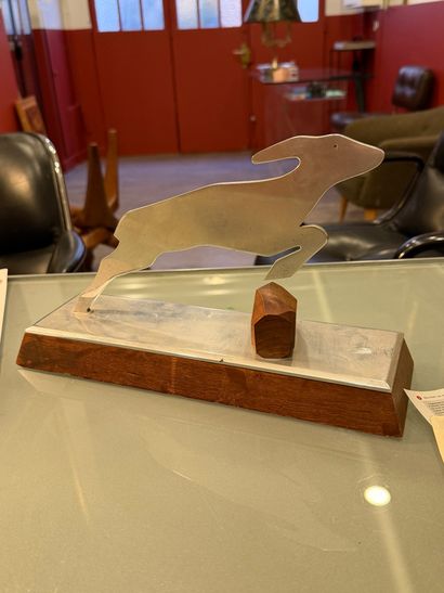 Elegant sculpture in brushed metal and exotic...