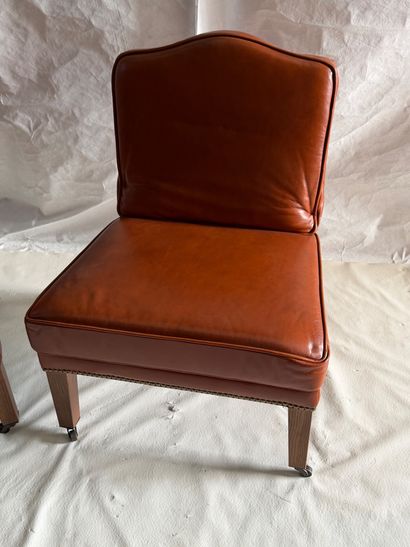 Paire de fauteuils en cuir cognac à dossiers...