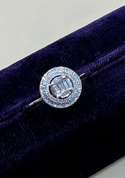 Round ring in 18K (750/1000) white gold set...