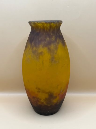MULLER FRÈRES 
Vase balustre à panse enflée...