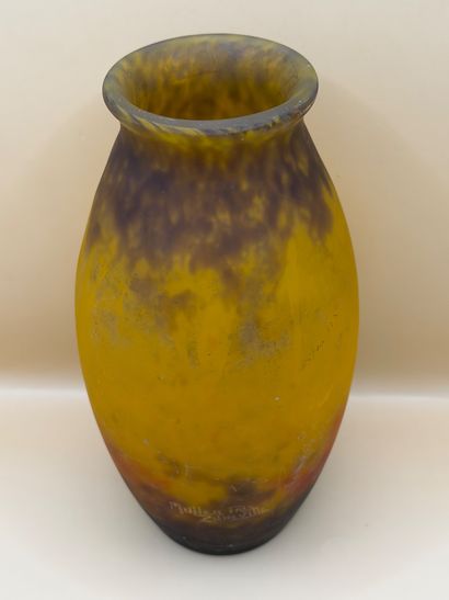 MULLER FRÈRES 
Vase balustre à panse enflée...