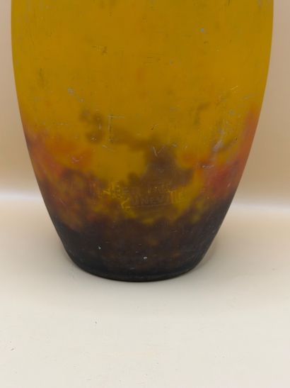 MULLER FRÈRES 
Vase balustre à panse enflée...