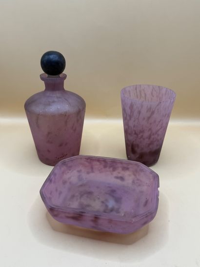 LORRAIN 
Garniture de toilette en verre marmoréen...