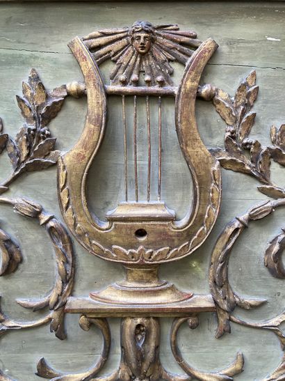 Dessus de porte en bois sculpté, patiné et...