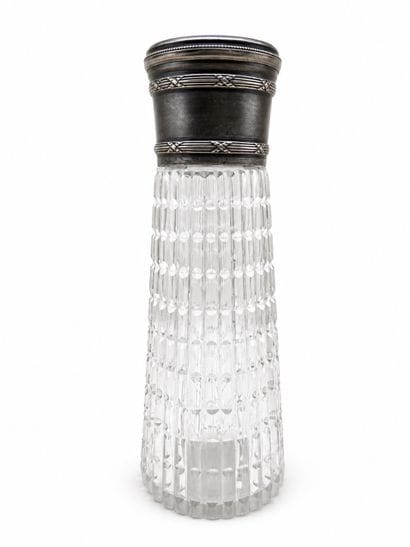 Importante carafe en cristal taillé, la monture...