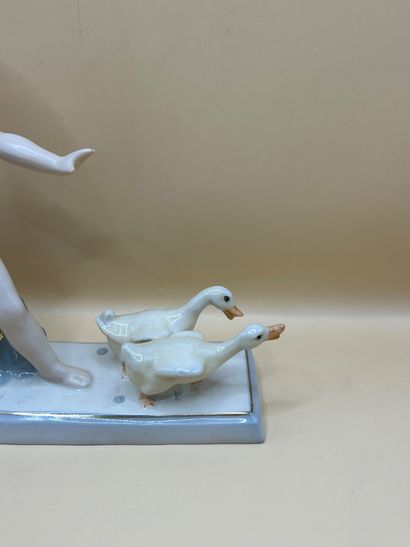 ROYAL DUX 
Enfant poursuivant deux oies en...