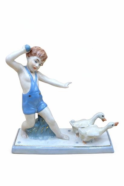 ROYAL DUX 
Enfant poursuivant deux oies en...