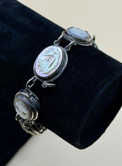 Joli bracelet articulé en argent (min. 800/1000)...