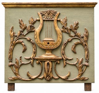 Dessus de porte en bois sculpté, patiné et...