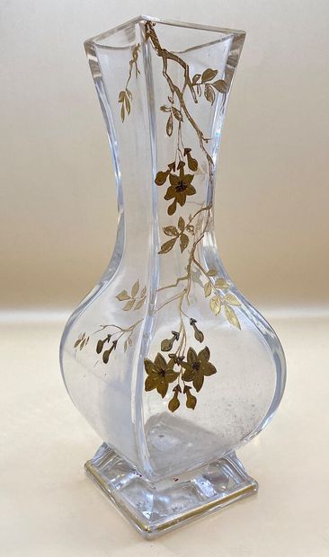 BACCARAT 
Vase soliflore à panse enflée et...