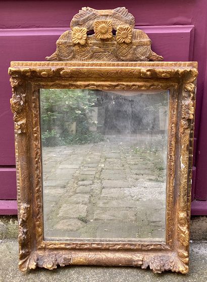 Miroir rectangulaire à fronton en bois sculpté...
