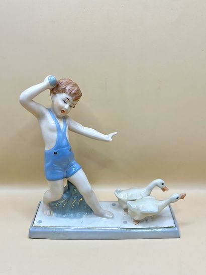 ROYAL DUX 
Enfant poursuivant deux oies en...