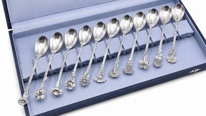 Suite de 12 cuillères en argent (min. 800/1000)...